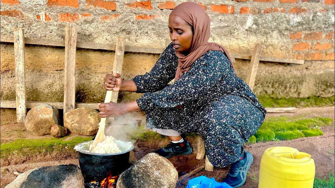 African village family Lunch - Cooking Ugali