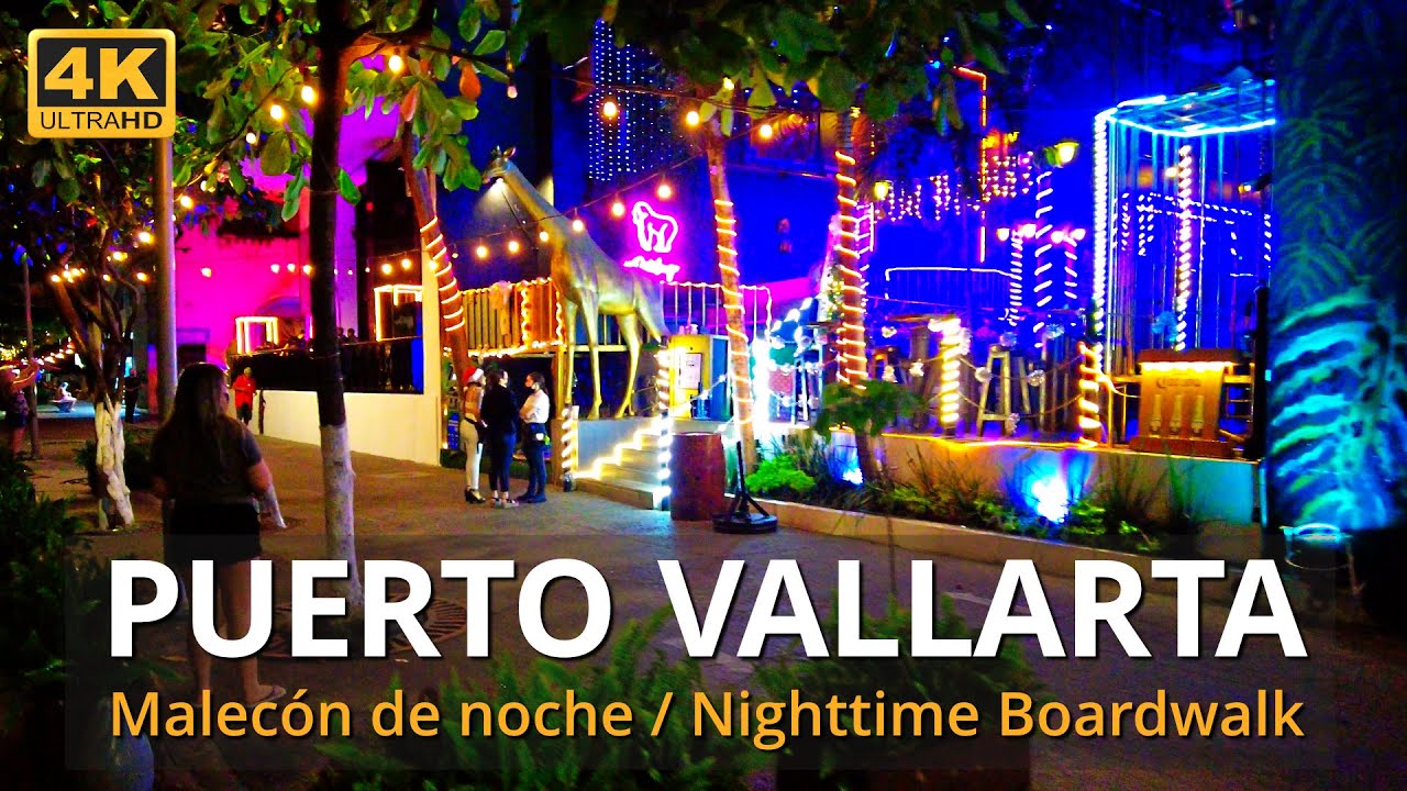 Por el Malecón de Puerto Vallarta de noche / Along the Puerto Vallarta Malecon/Boardwalk at night