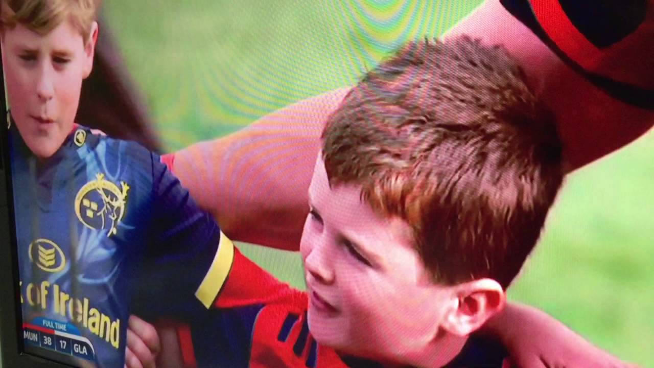 Munster's players sing 'Stand Up and Fight' in memory of Anthony Foley