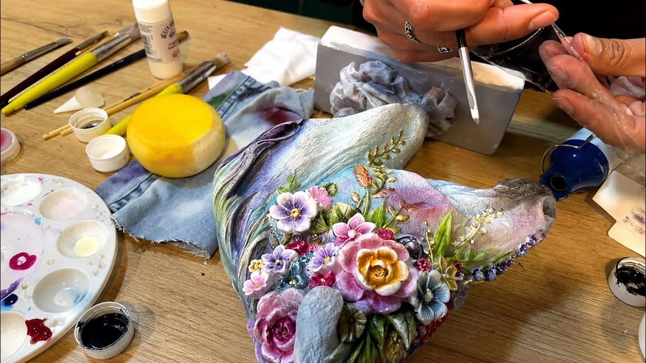 Pintura Sobre Cerámica (Caballo con Flores en Técnicas Mixtas)