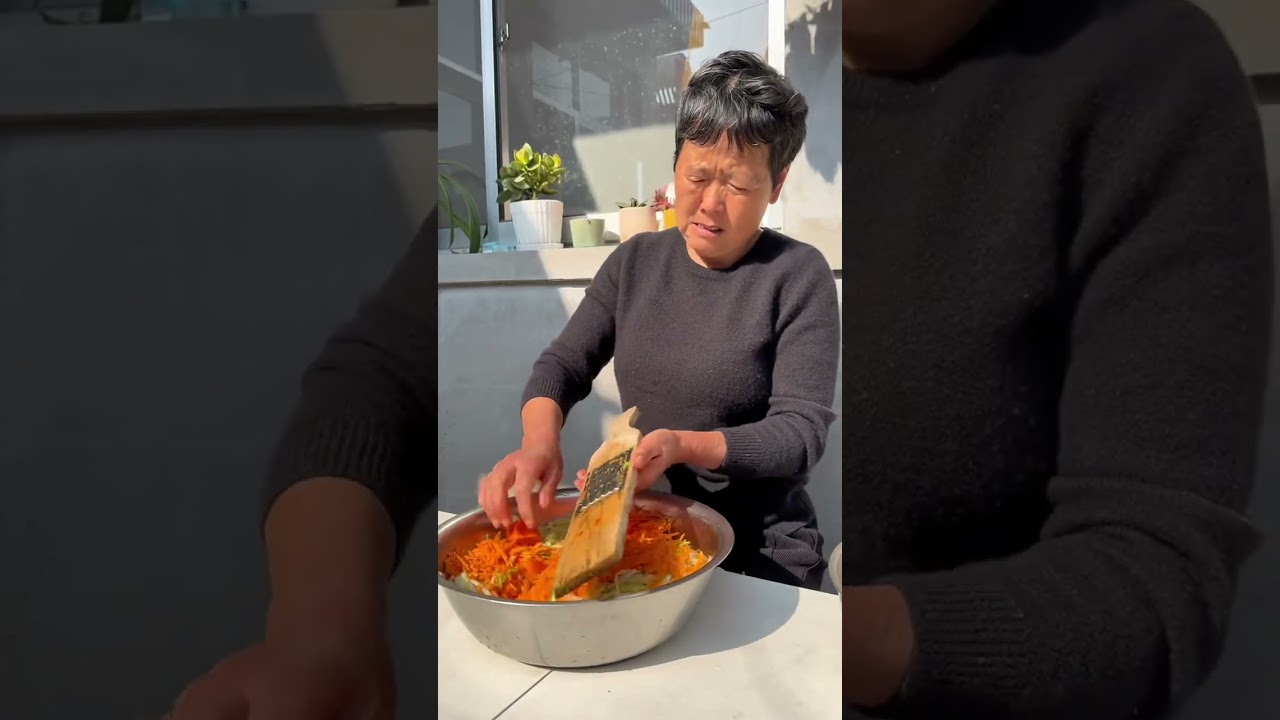 爸爸嫌吃萝卜太早，趁着他不在家，终于吃上了萝卜丸子#平淡治愈的乡村生活 #记录我的农村生活 #萝卜丸子 @DOU+上热门 @DOU+小助手