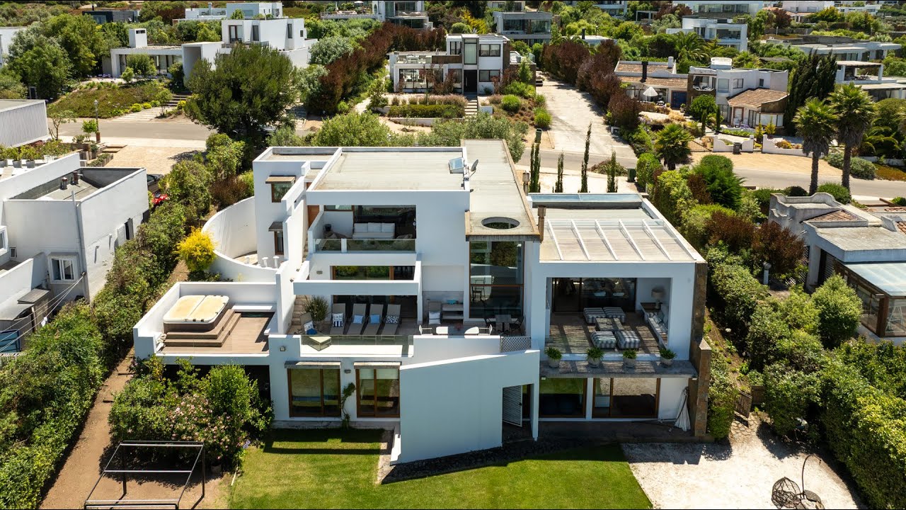 Imponente Casa con Vista al Mar en Tres Niveles