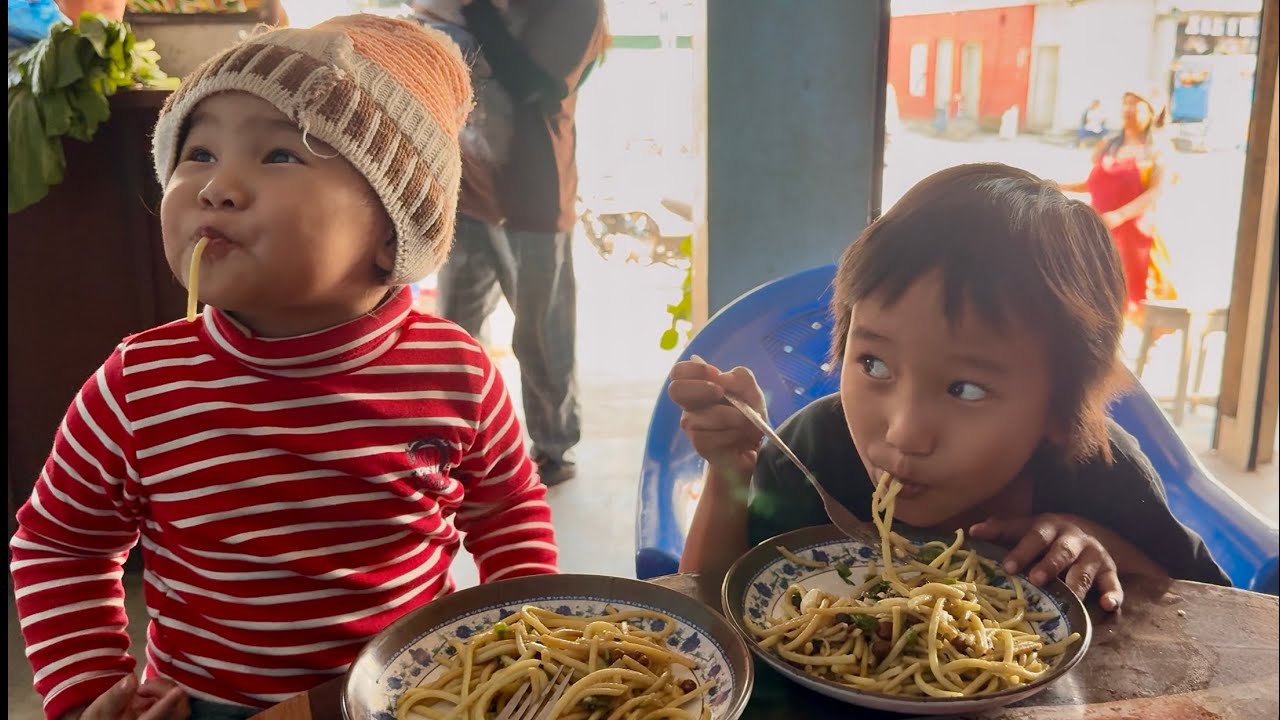 Baccha dekhi budo le khanxa thukpaa bihanei dharan maa - Aama sangha bazaar ghum gham.