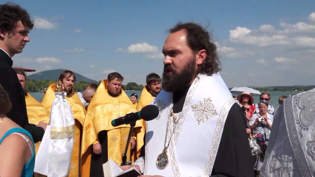 Епископ Феофилакт совершил массовое крещение в Пятигорске