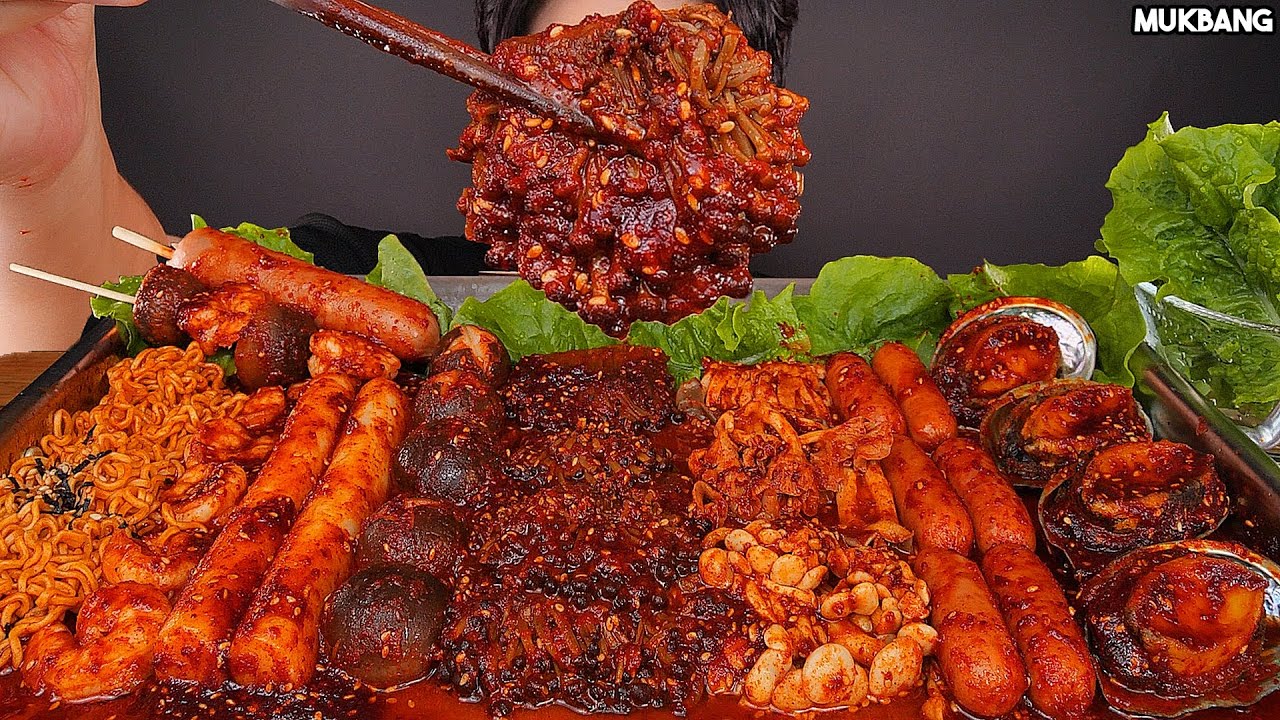 острые грибы и морепродукты, колбаса SPICY MUSHROOMS & SEAFOODS SAUSAGE NOODLES EATING ASMR MUKBANG