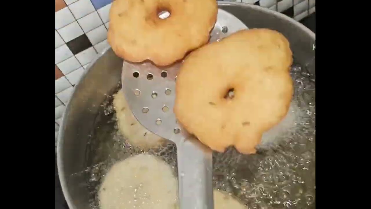 ఇలా ఒకసారి చేసి చూడండి, మినప పప్పు తో గారెలు, చక్కగా వస్తాయి,.