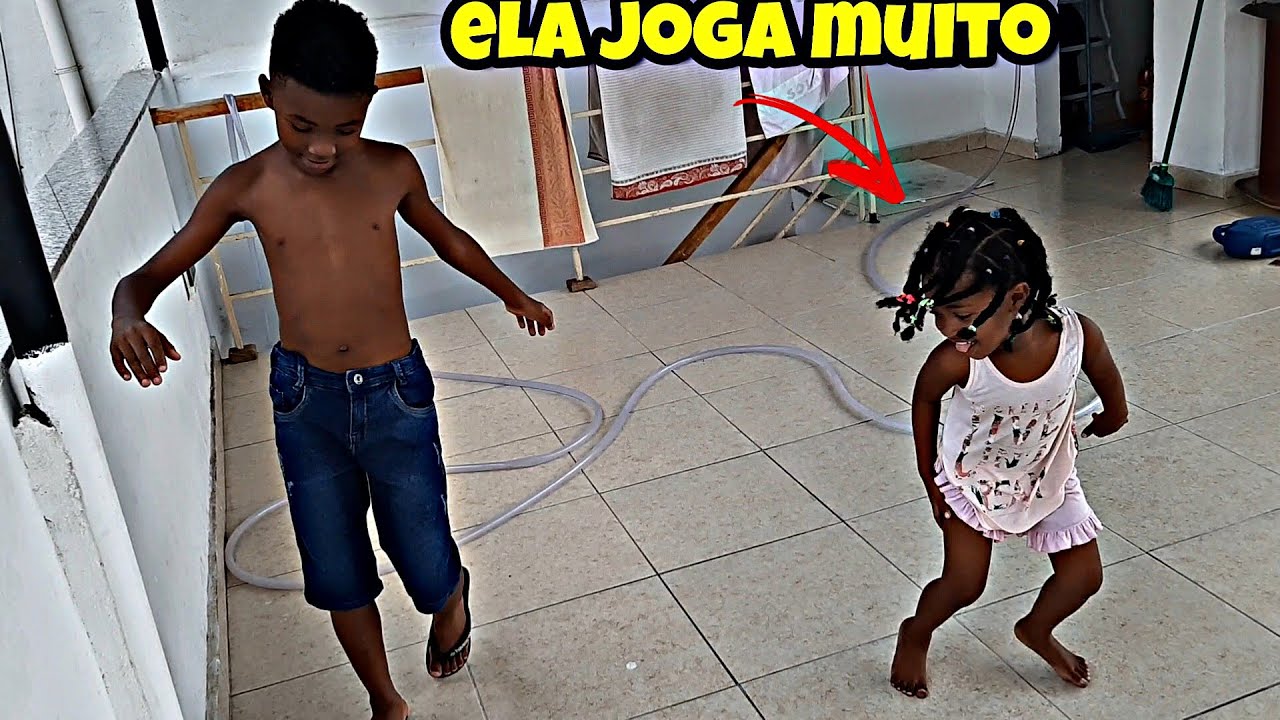 Juninho ensinando sua irmã a jogar bola