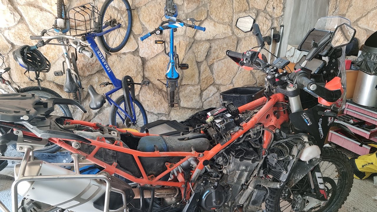 פירוק מיכל דלק ב KTM 790/890 Adventure, Norden 901