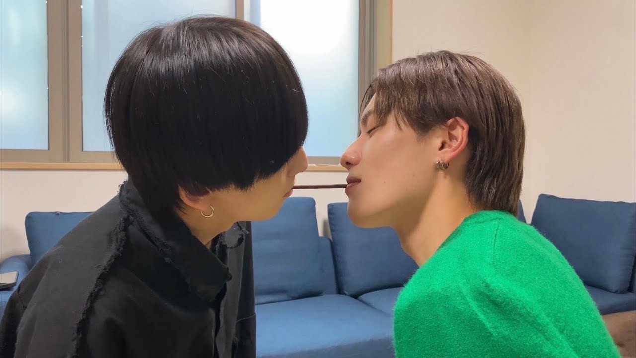 イケメン同士の罰ゲーム神経衰弱で体を張りすぎました…//