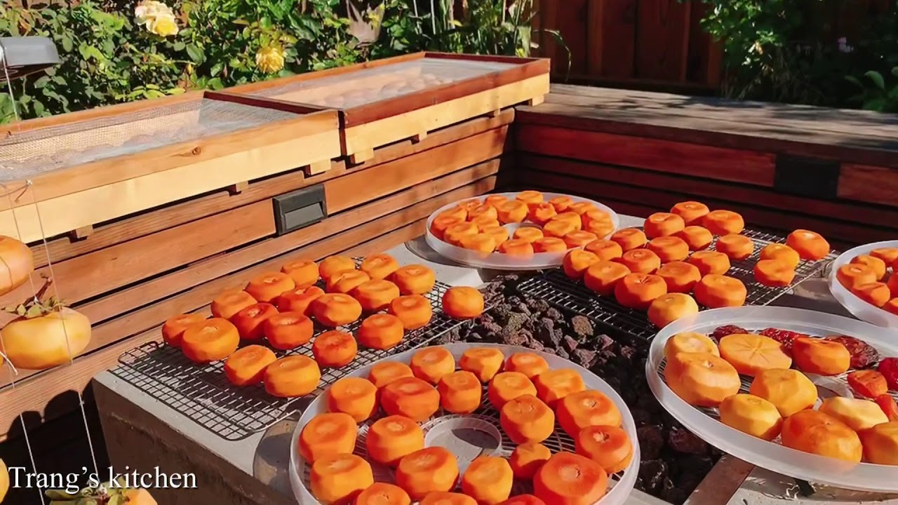 Hái và làm hồng khô tại nhà. Homegrown and handmade dried persimmons.