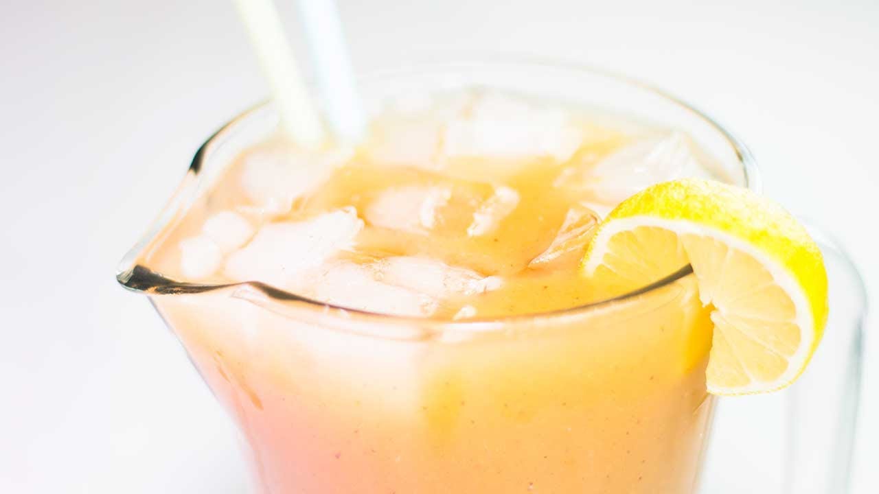 Peach Iced Tea [no sugar & easy] - Vegan Peach Iced Tea Recipe | Our Vegan Kitchen 💚
