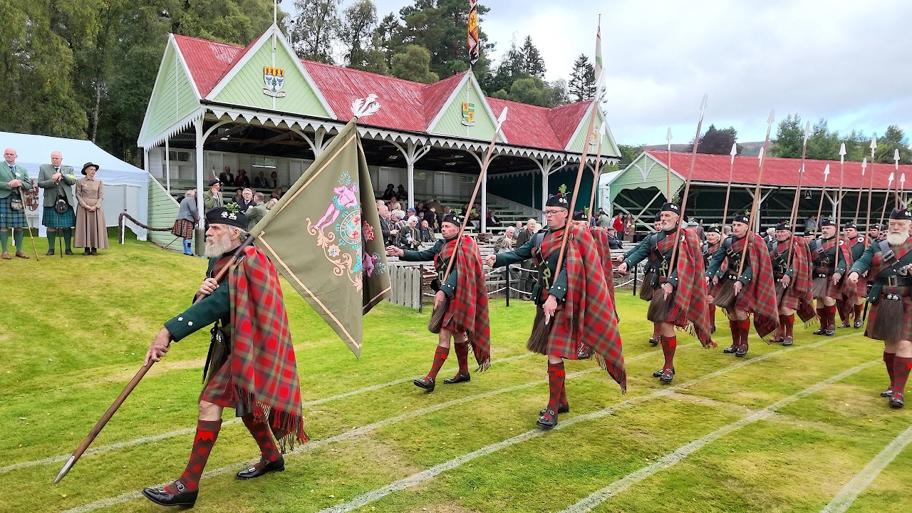 Dunnottar Pipes & Drums najlepszym zespołem na Braemar Gathering 2026, prowadzącym marsz Duff Hig...