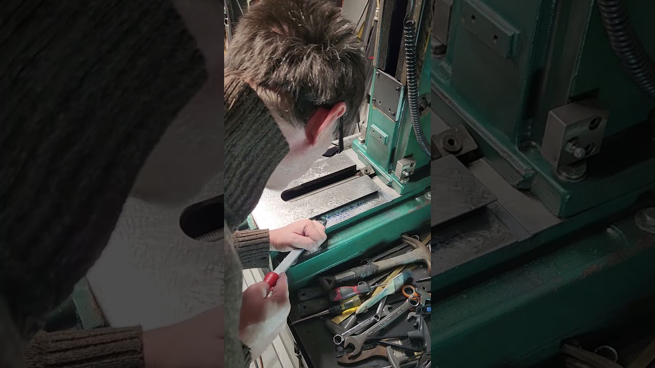 Grizzly G0519 milling machine. Scraping the machine base for alignment with the saddle, 8 of 10