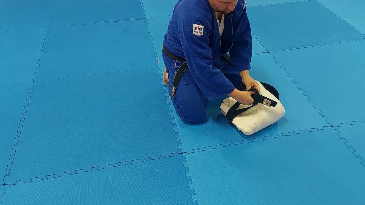 Judo - składanie judogi - metoda podstawowa (Judopedia)