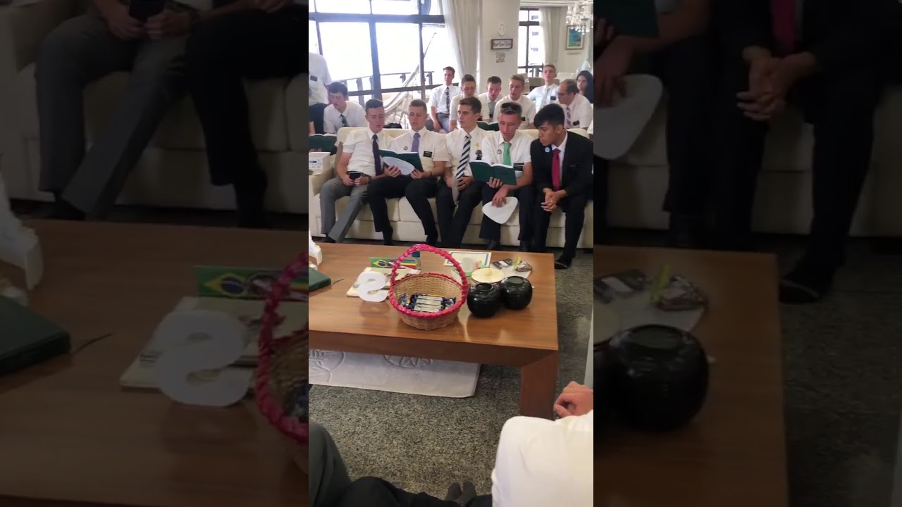 Mission&aacute;rios Brasileiros se despedindo dos americanos que est&atilde;o indo pra casa 2.