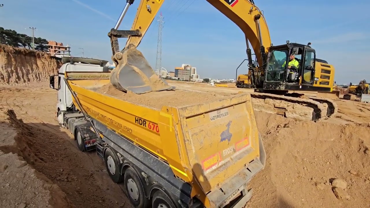 hafriyatta derine indikce iniyoruz erçisli varmi #excavator #işmakinaları #hafriyat