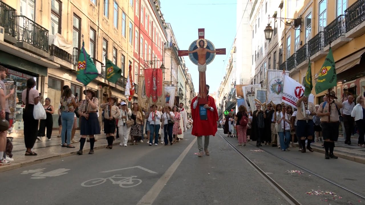 Milhares de fiéis acompanham a Procissão do Corpo de Deus 🕯️