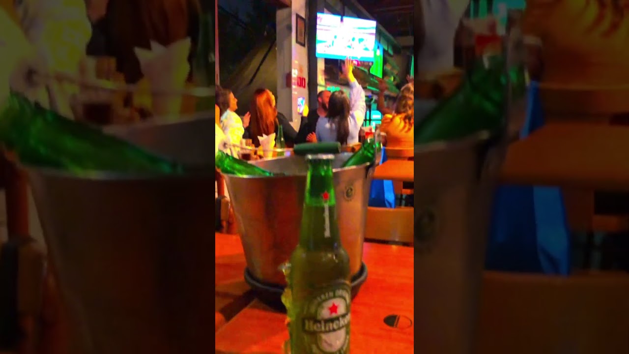 Tomando Heineken bar Pasquim S&atilde;o Paulo