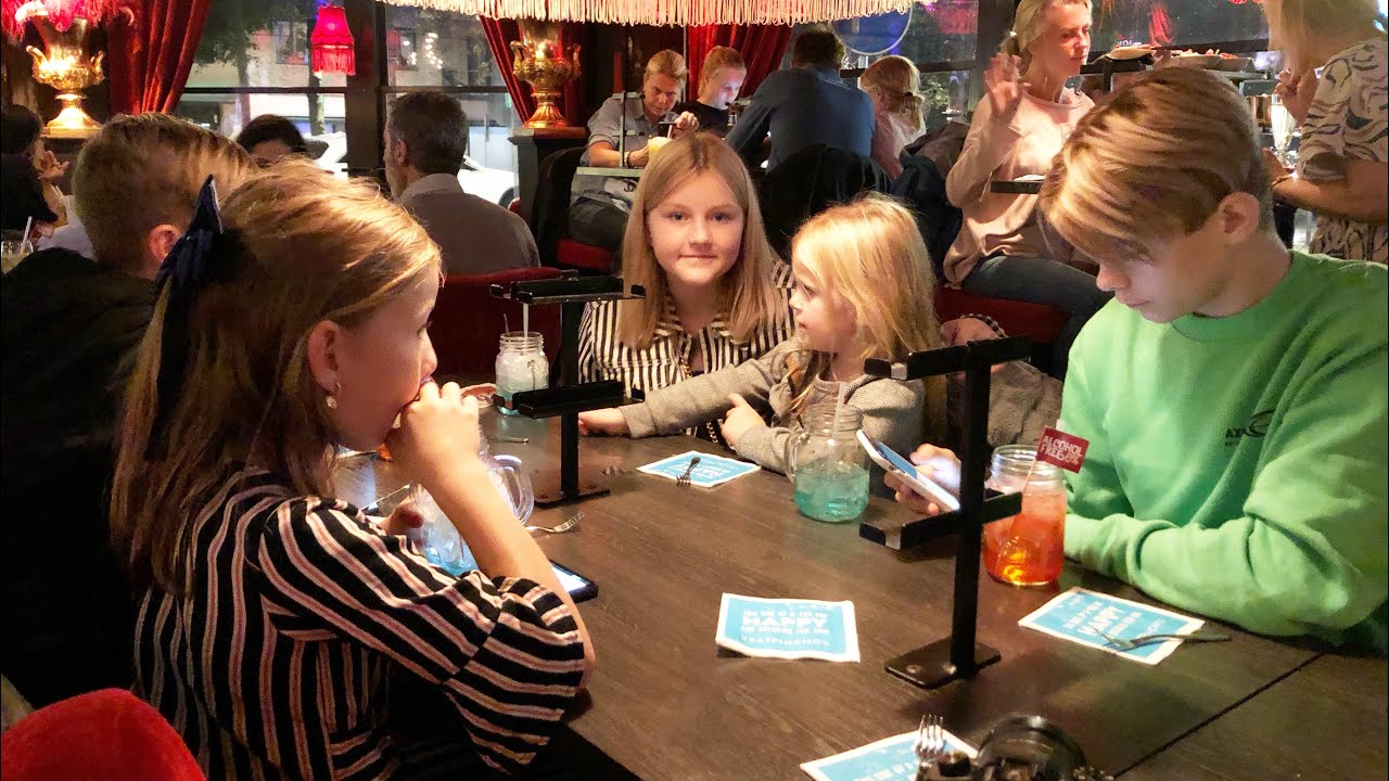 Köper present till Hailey & äter på Pinchos med Theoz!