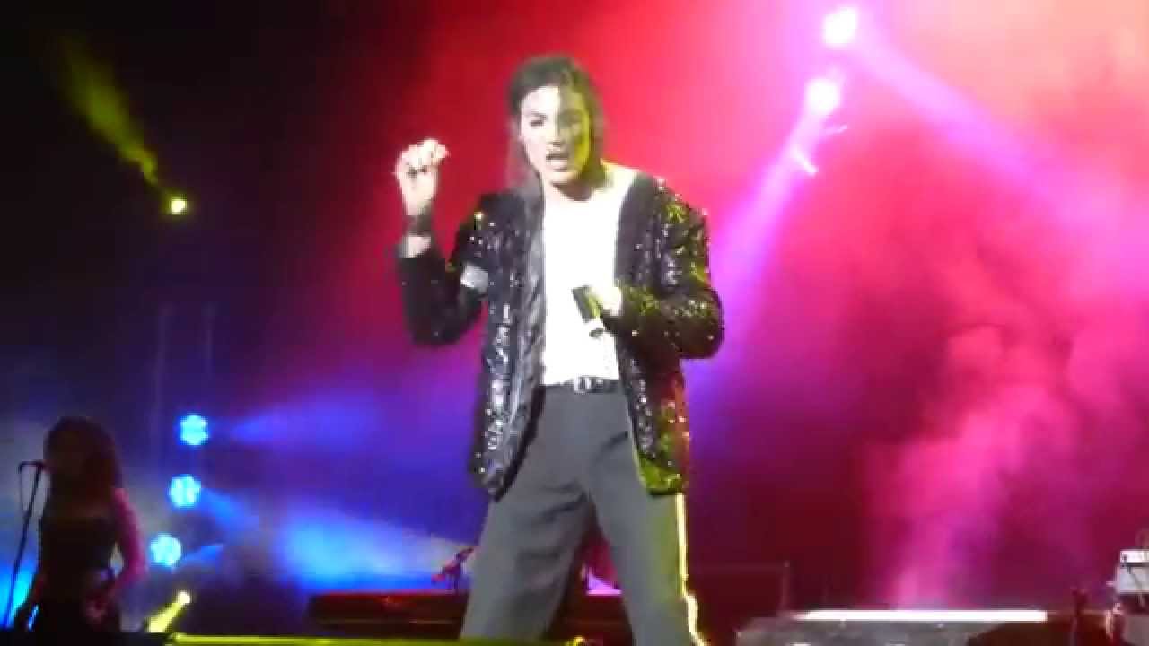 Kenny Wizz as Michael Jackson performs BILLIE JEAN