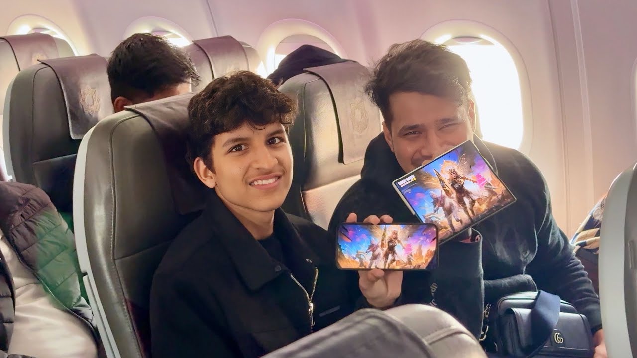 Ye  Kya Kar Rahe Flight Mein ? 😅