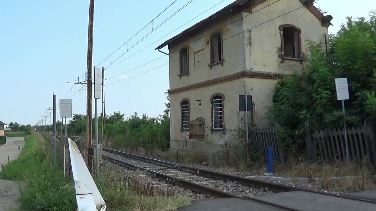Treno in transito, in uno dei passaggi a livello di Sommariva Del Bosco