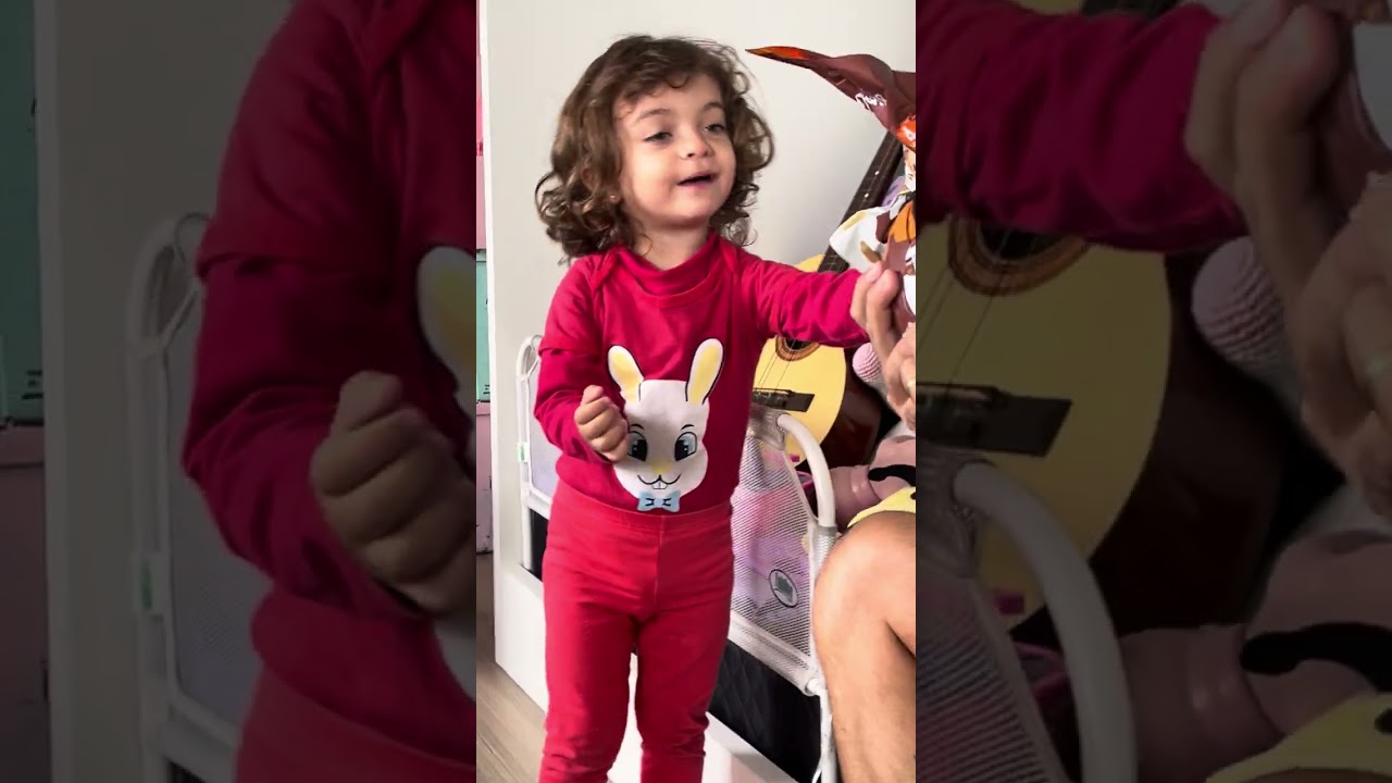 Juju procurando ovos de páscoa 2022