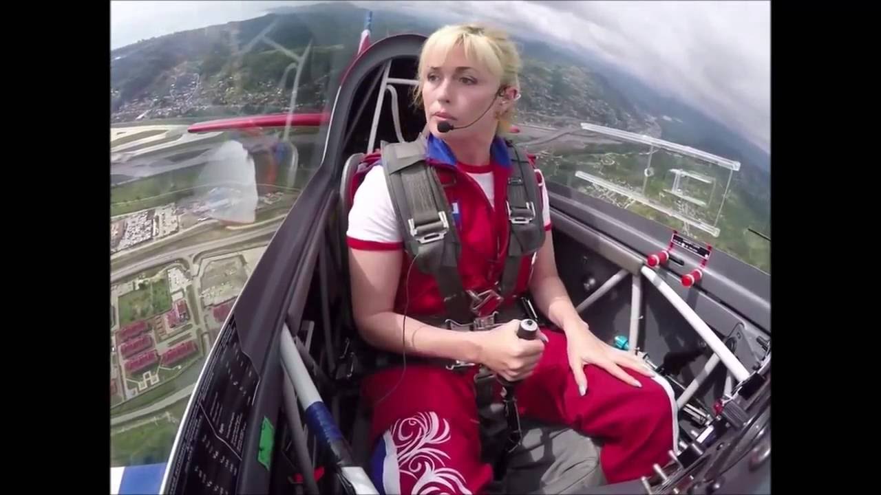 La guap&iacute;sima Svetlana Kapanina, Piloto acrob&aacute;tico.