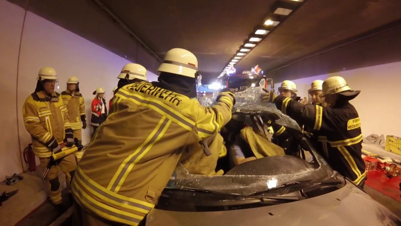 Schwerer Verkehrsunfall im Tunnel der B297 bei Neckartailfingen (Übung)