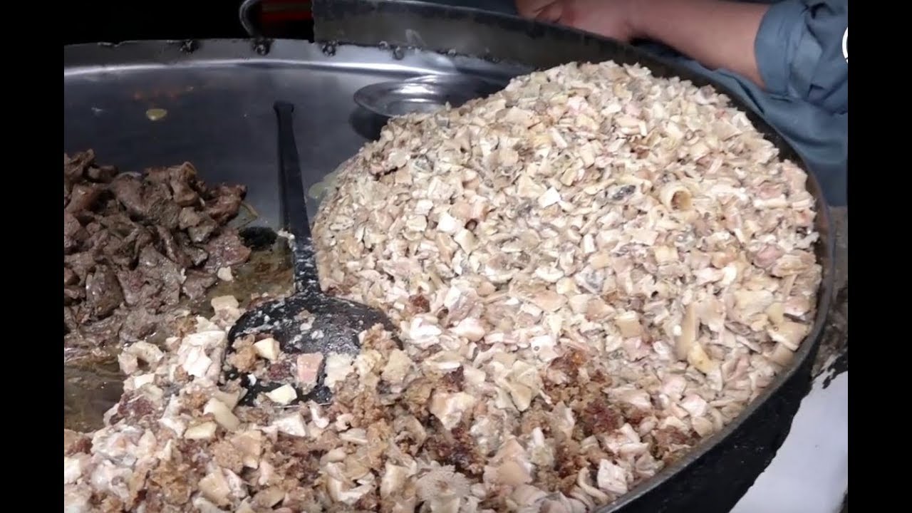 مصاحبۀ کوتاه آغا بیادر در کوچه کاه فروشی با شکمبه فروش