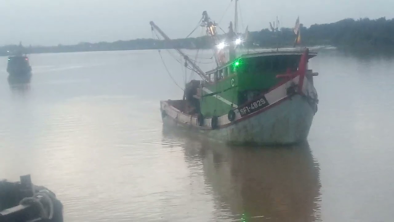 Ptg ini kita ambk kapal kargo dan kapal ikan dari sebelah hulu sahabat semua 