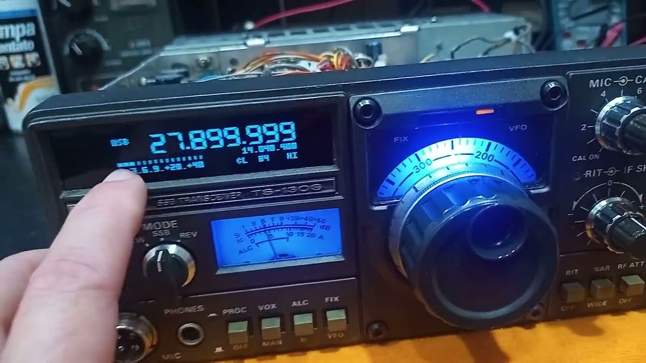 TÉRMINO DE MAIS UMA INSTALAÇÃO DE DDS NO RÁDIO TS-130S COM DISPLAY AZUL.