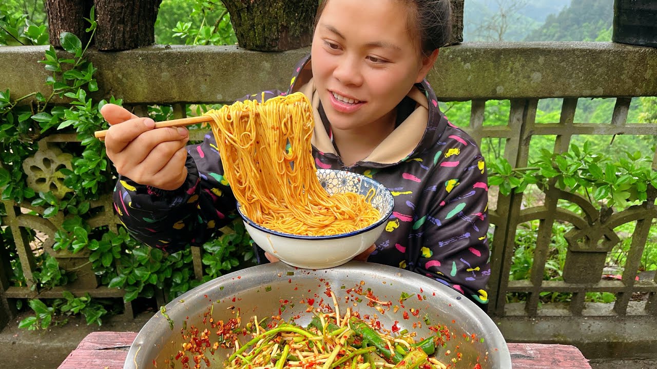 雨天摘些蒜苔和萵筍，加上折耳根和辣椒，配著面條越吃越辣真過癮have cold Houttuynia cordata and noodles today