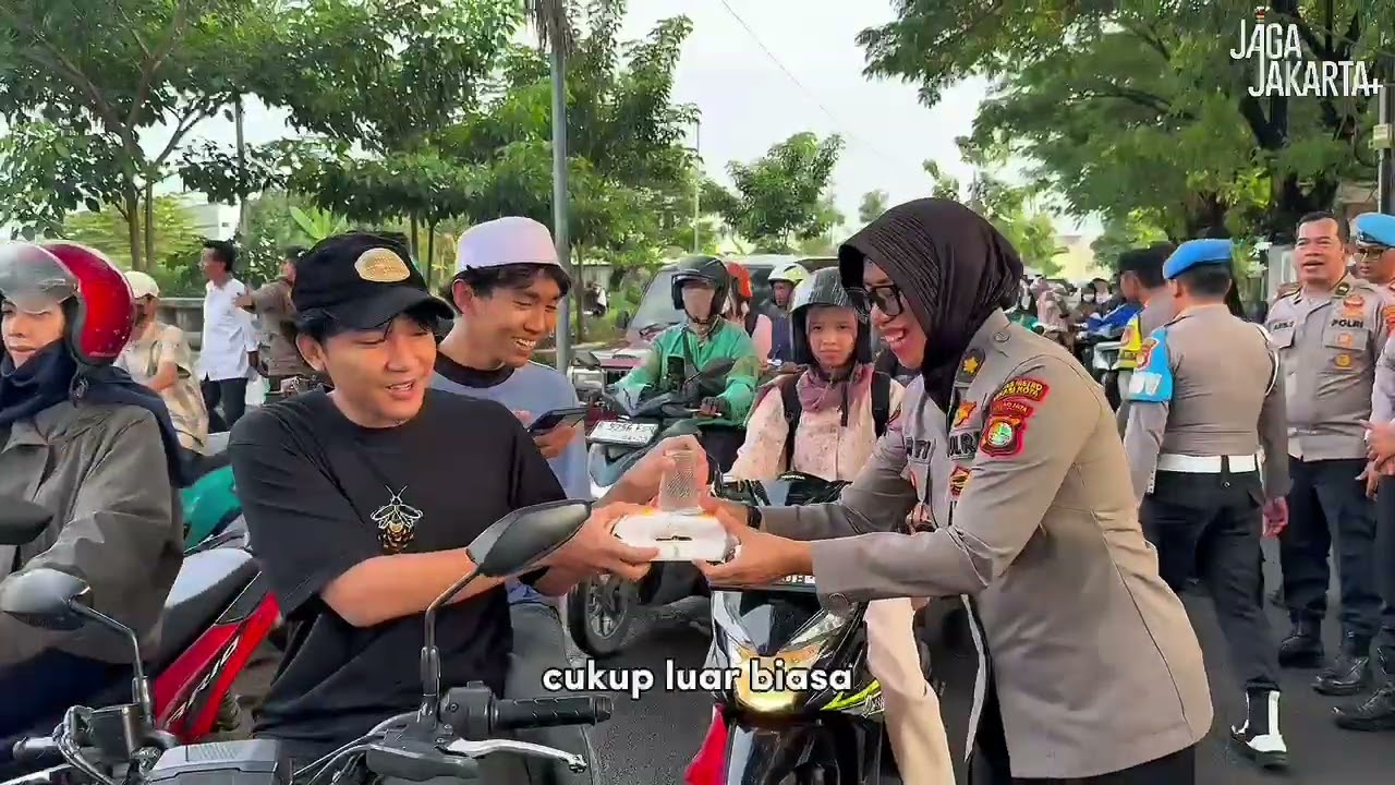 POLRES METRO BEKASI KOTA DAN POLSEK BEKASI UTARA BAGIKAN TAKJIL DI DEPAN MASJID AL HIDAYAH. 23/02/26