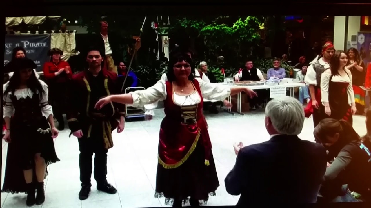Fluch der Karibik show crew...Piraten tanzen salsa