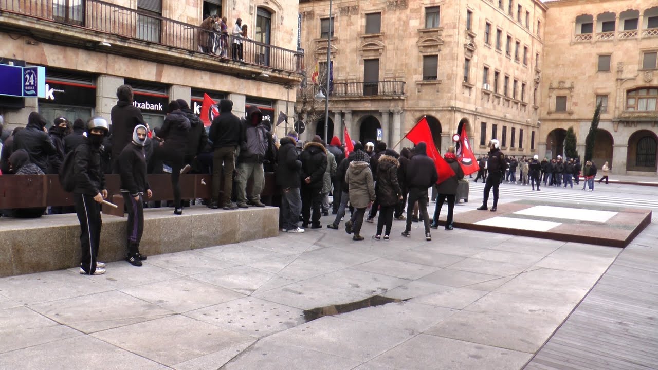 Enfrentamiento entre Antifascistas y Nacionalistas en la Plaza de la Constitución
