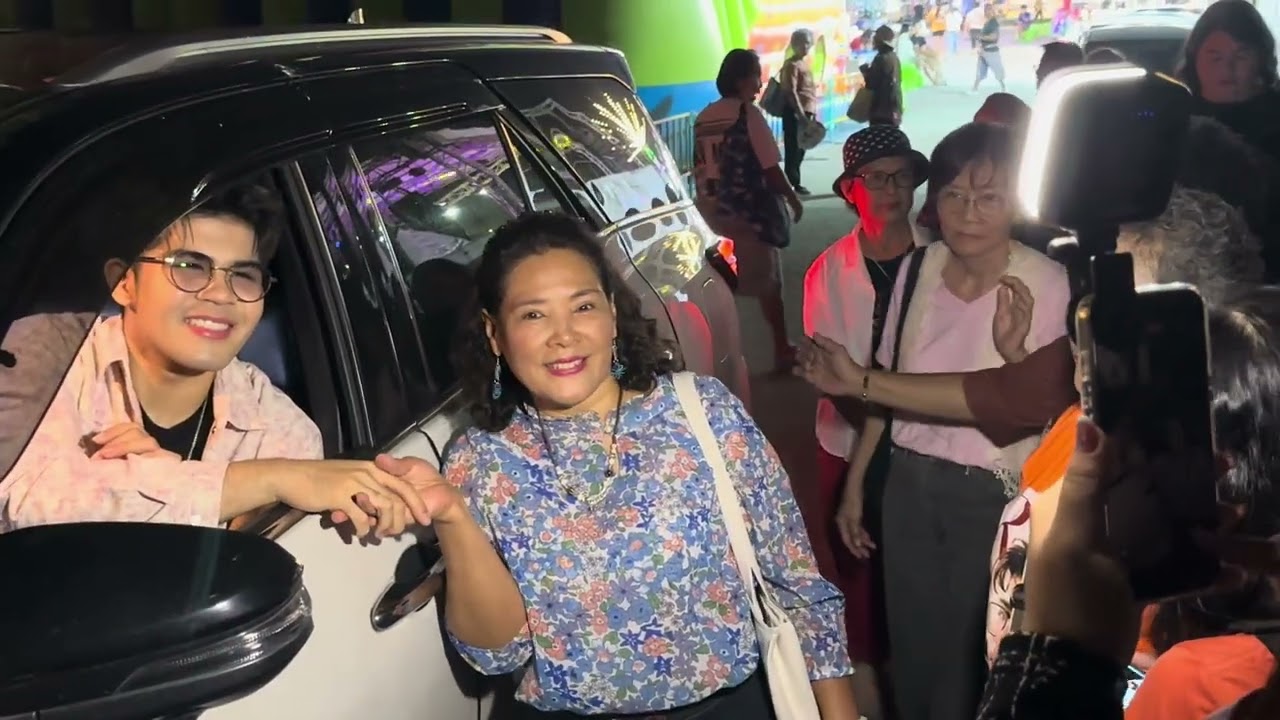 แม่ๆส่งลูกชาย งานวัดโบสถ์ดอนพรหม นนทบุรี