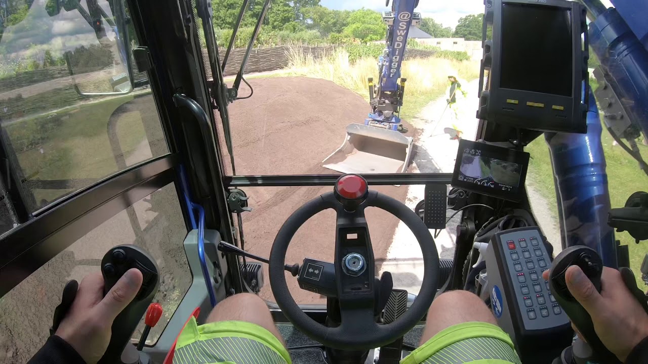 Planerar ut matjord med grävmaskin/smoothing out topsoil with my excavator
