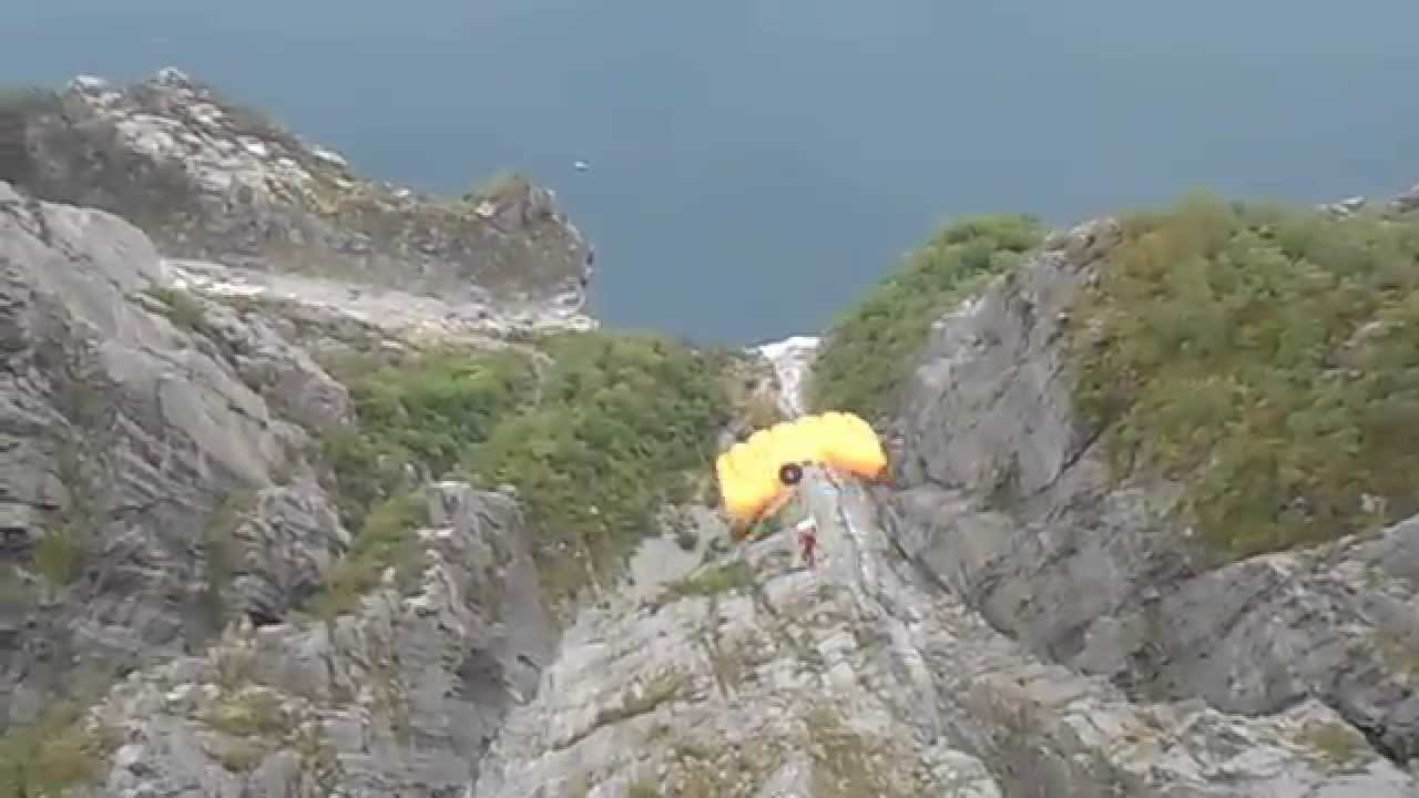 Preikestolen base jumping