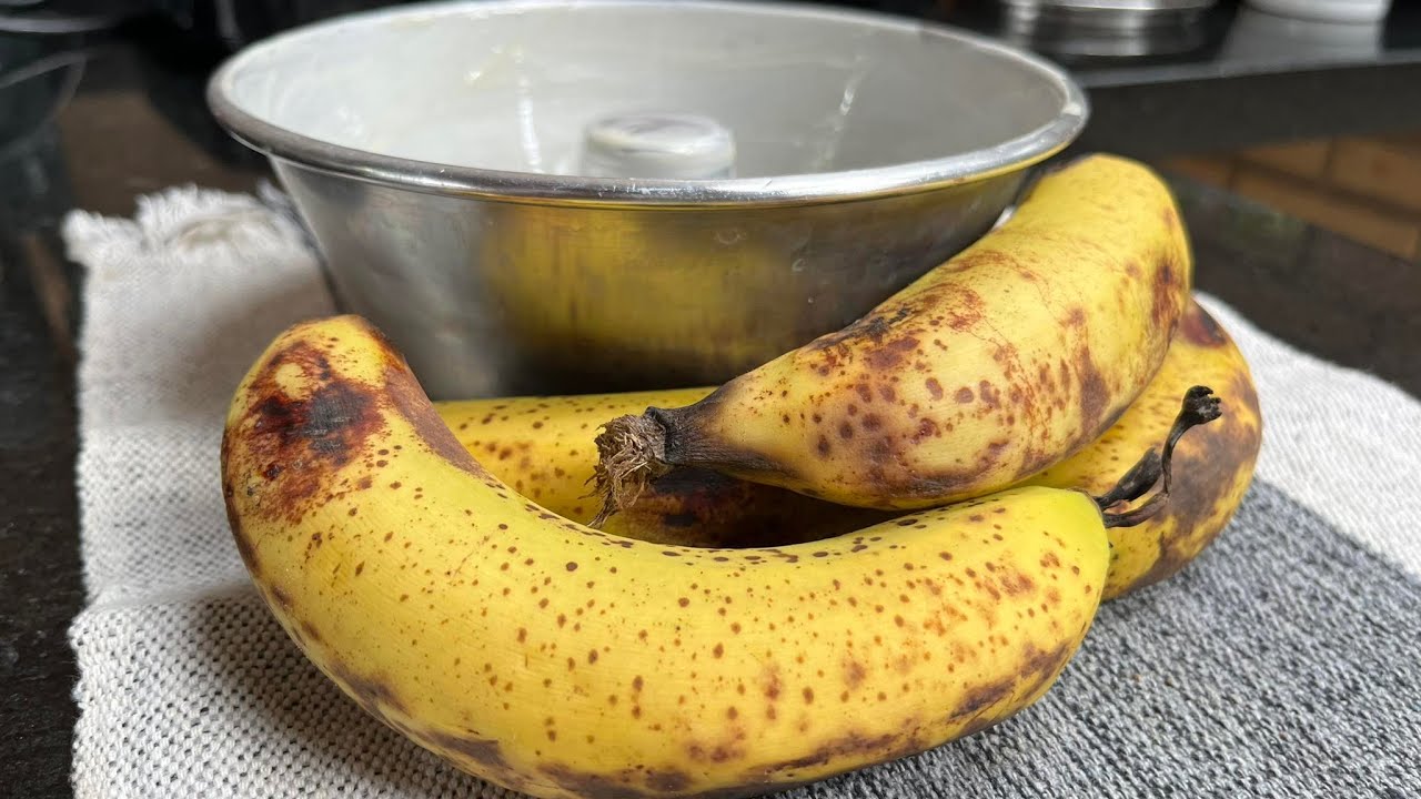 Faço na boca do fogão e faz o maior sucesso! Bolo de banana que já sai recheado 🍌 - Ao vivo