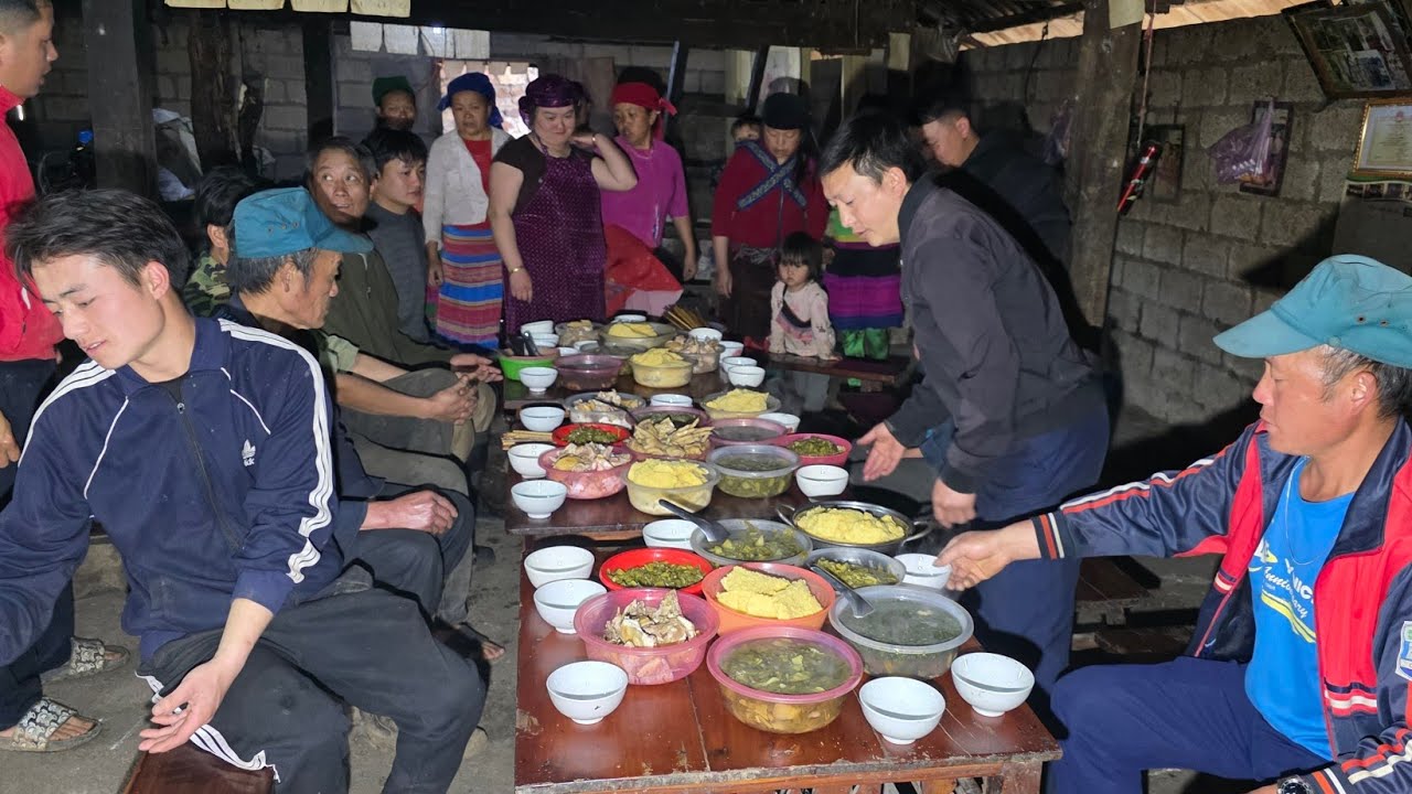 Tặng 30 bao gạo bữa cơm Mèn Mén gà luộc canh đắng cùng Bí thư Phứ Hoang Mạc Đá. Nguyễn Tất Thắng