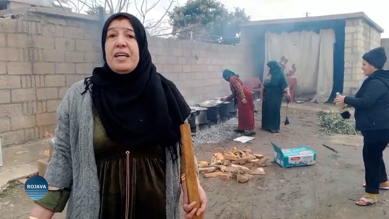 Xelkê gundê Dêrna Axê ji bo şervanan xwarinê amede dikin