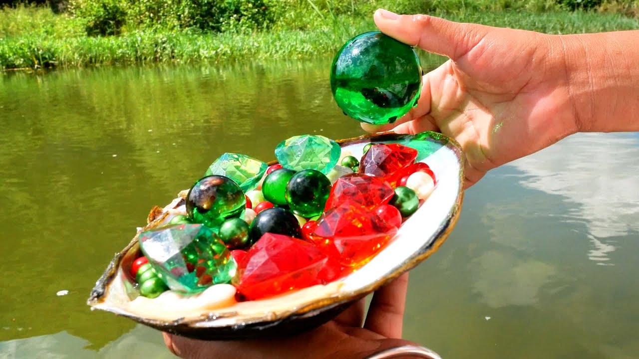 The green jadeite pearls and red pearls in mutated pearl clams are too rare and precious