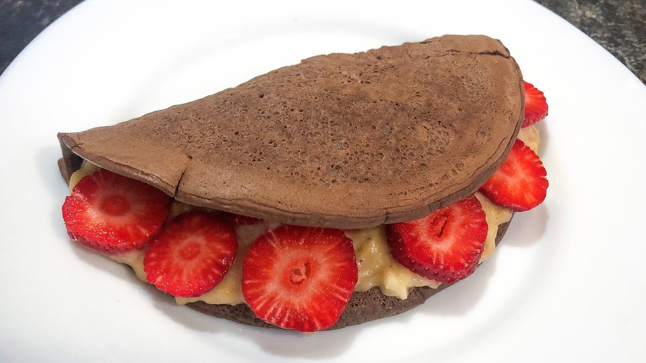 PANQUECA FIT DE CACAU COM MORANGOS