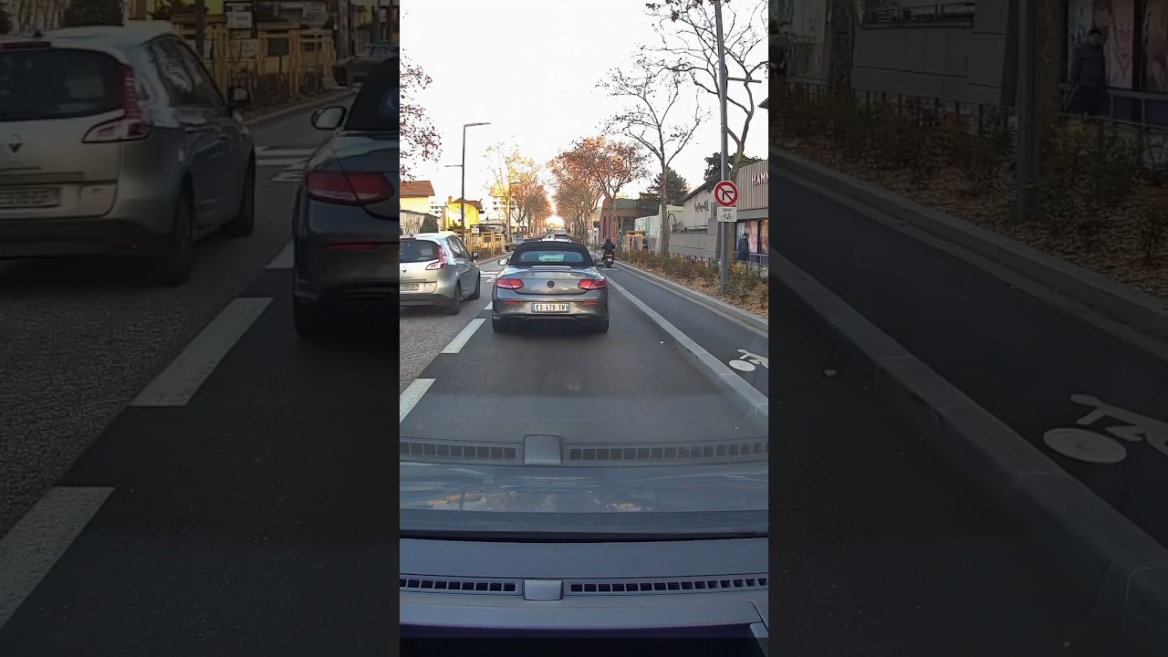 La totale - voie de bus en contresens et piste cyclable en scooter 