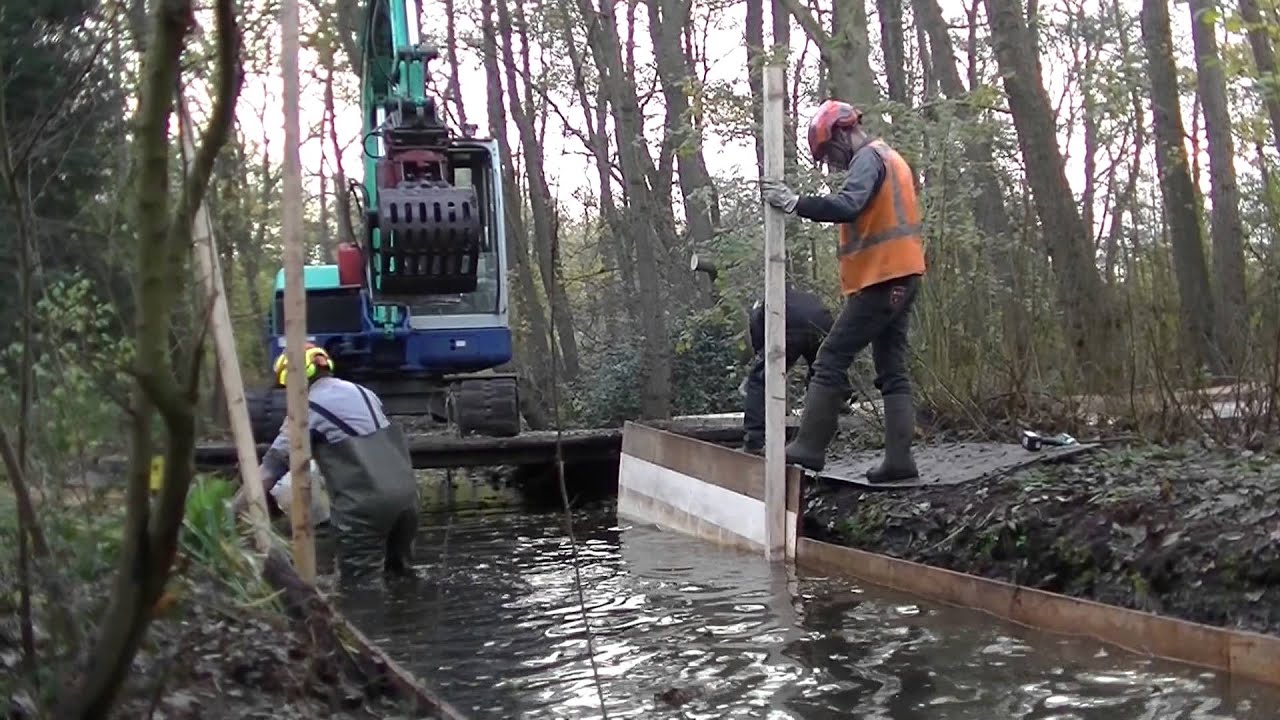 Aanleg beschoeiing werk in heempark De Braak okt/nov 2014