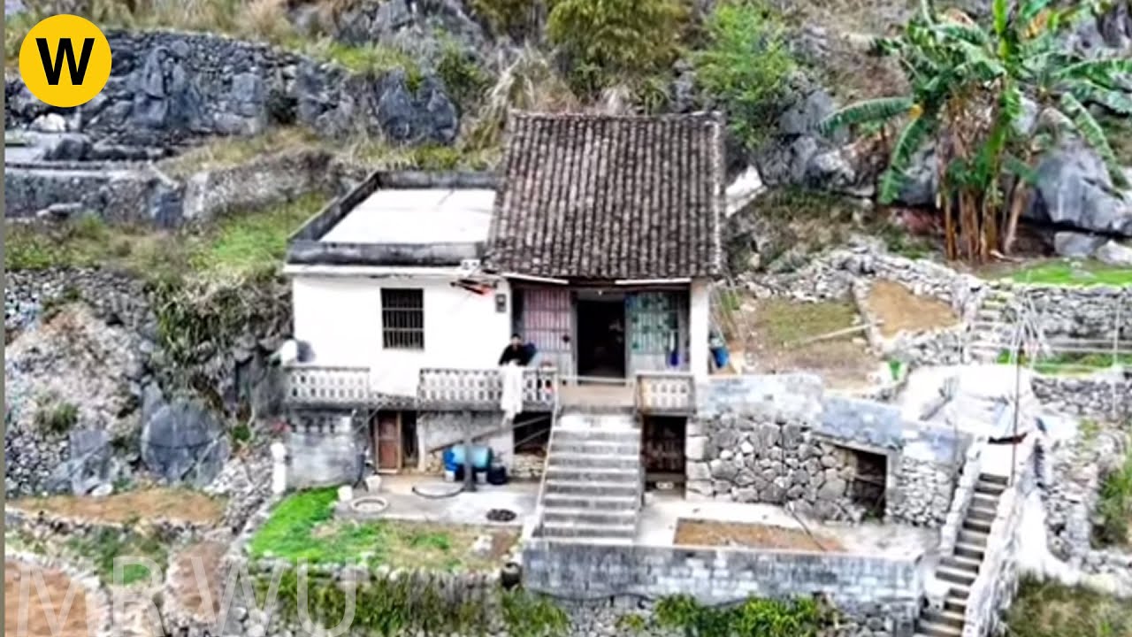The poor carpenter renovates the unspoiled house to become more modern