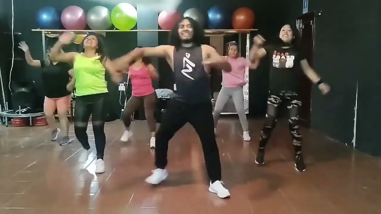 EL MANGO Amarfis ft Angel Saritas Dancing
