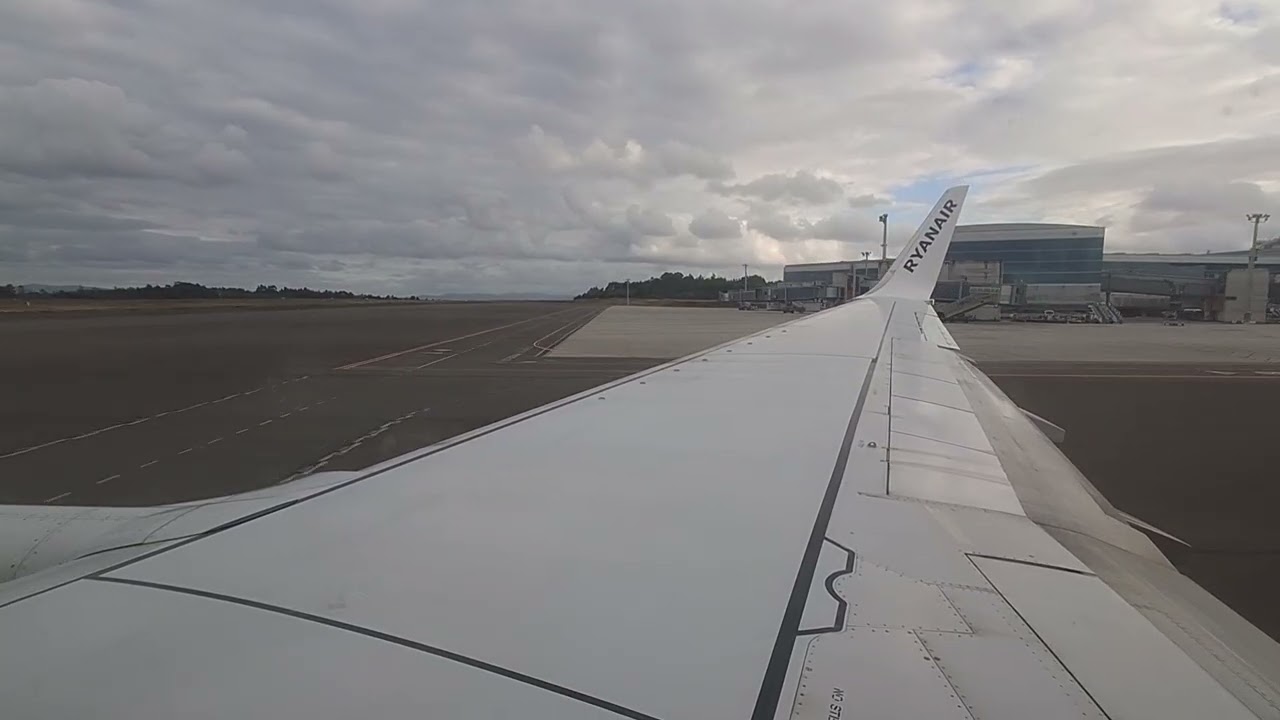 Ryanair | Boeing 737-800 | Taking off from Santiago de Compostela Airport (SCQ)