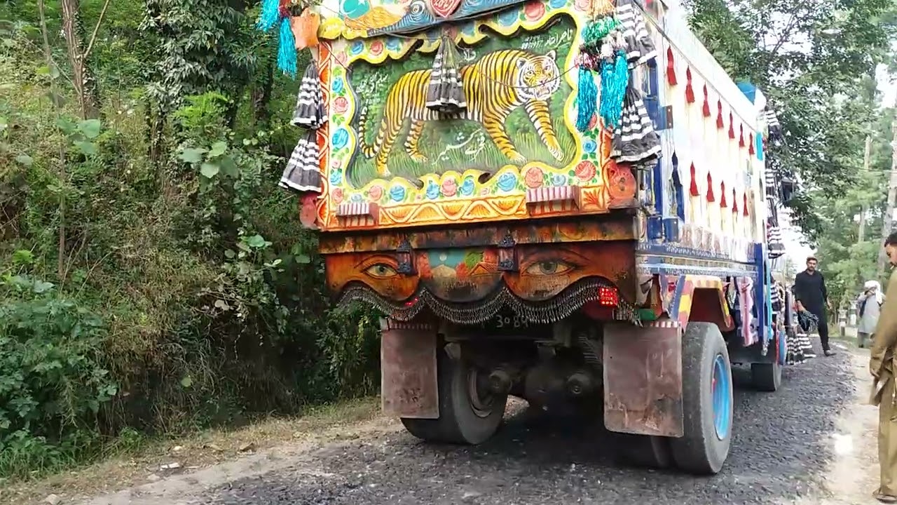 سڑک پر لک ڈالنے کا منظر|kashmir travel guide|